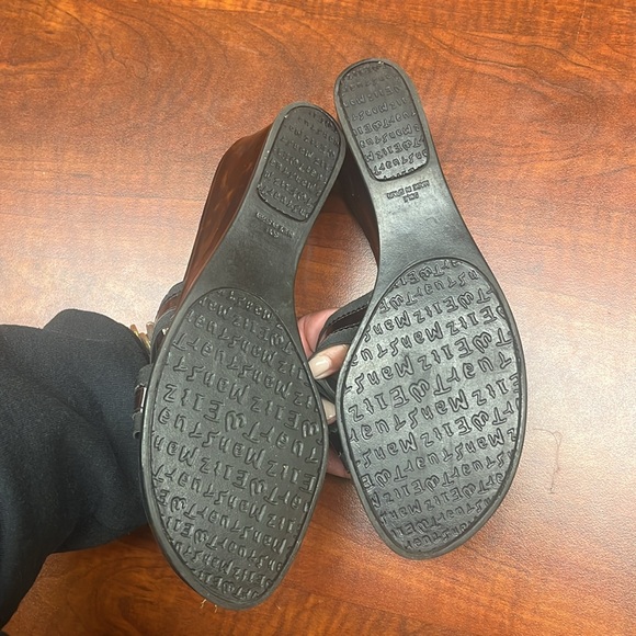 Stuart Weiztman tortoise patent wedge sandals - Picture 6 of 10